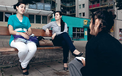 Freundinnen: Hawa, Kübra, beide 16 Jahre alt. Wenn ihr Integrationsfortschritt gelobt wird, geht es nicht nur um ihre Sprachkenntnisse. Auch um das Aussehen. Kein Kopftuch, weiße Hautfarbe, keine auffällige Kleidung - das bringt Punkte im alltägliche